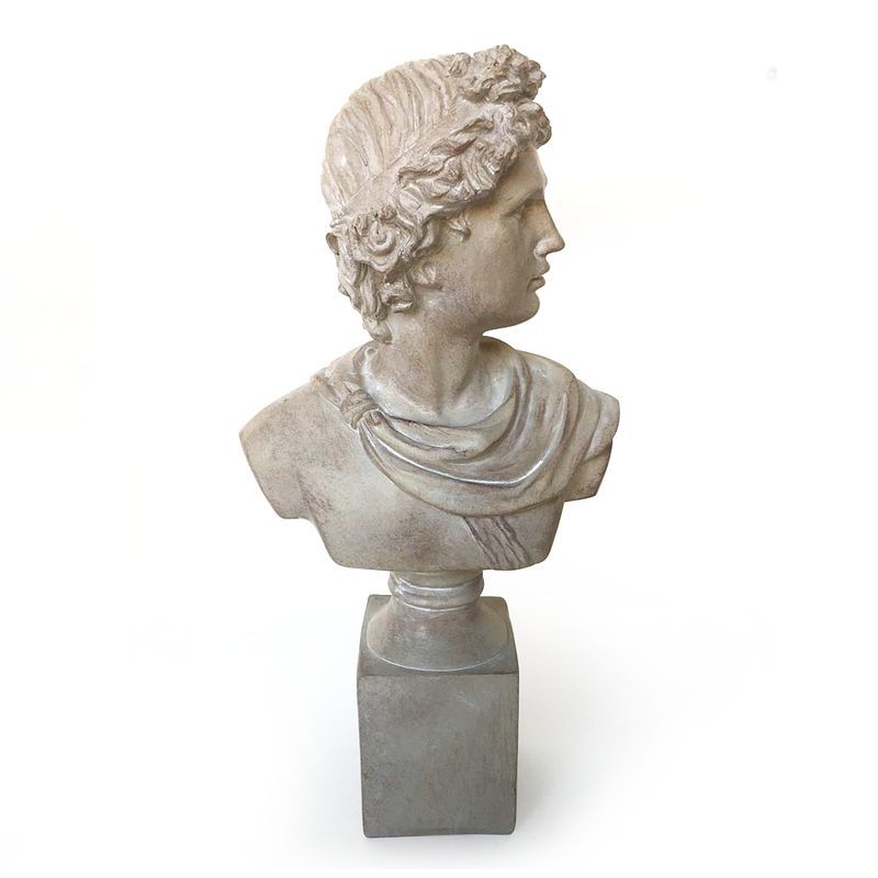 Figura mitologica en peana efecto piedra